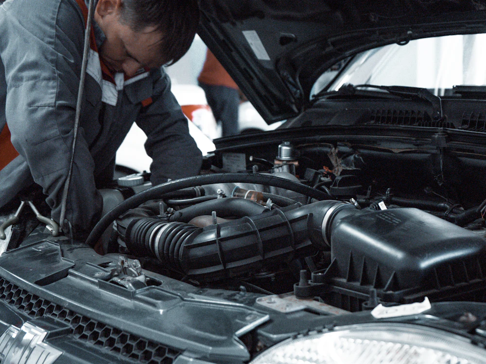 Mecánico revisando el motor de un auto