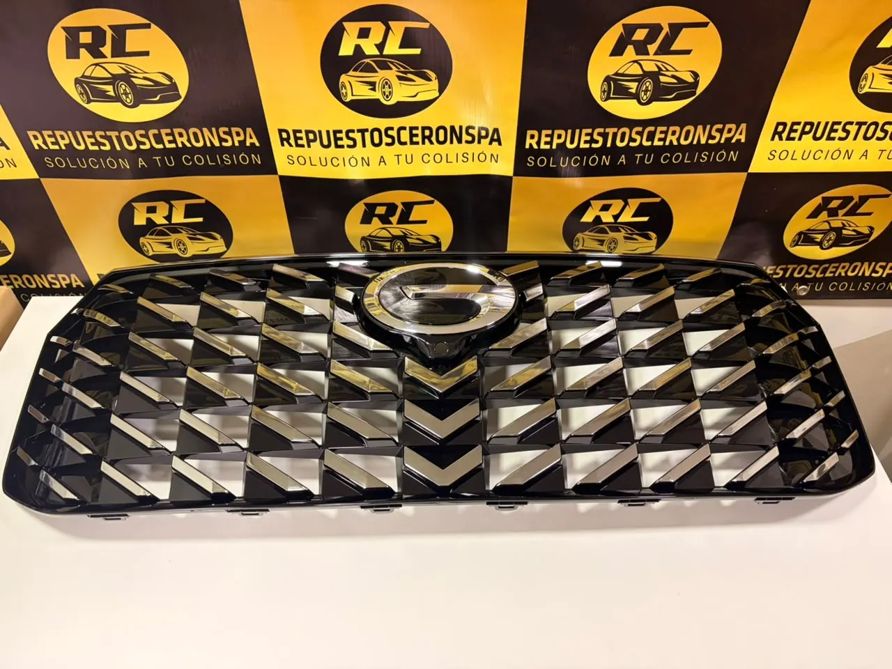 Parrilla frontal cromada con diseño de diamantes, foto 1 de 6