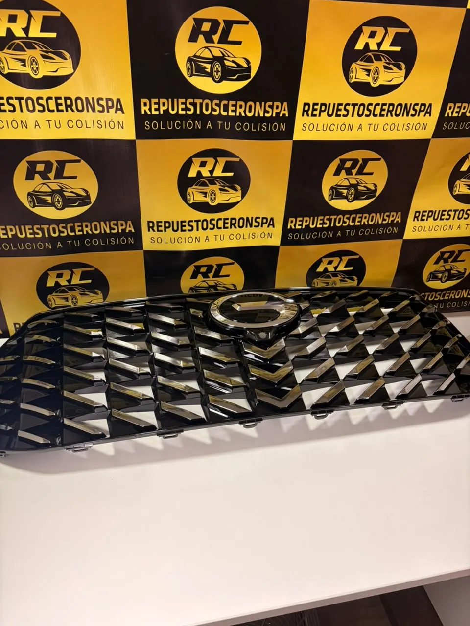 Parrilla frontal cromada con diseño de diamantes, foto 5 de 6