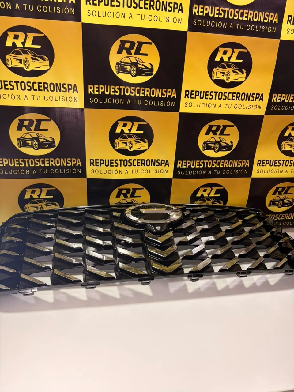 Parrilla frontal cromada con diseño de diamantes, foto 6 de 6