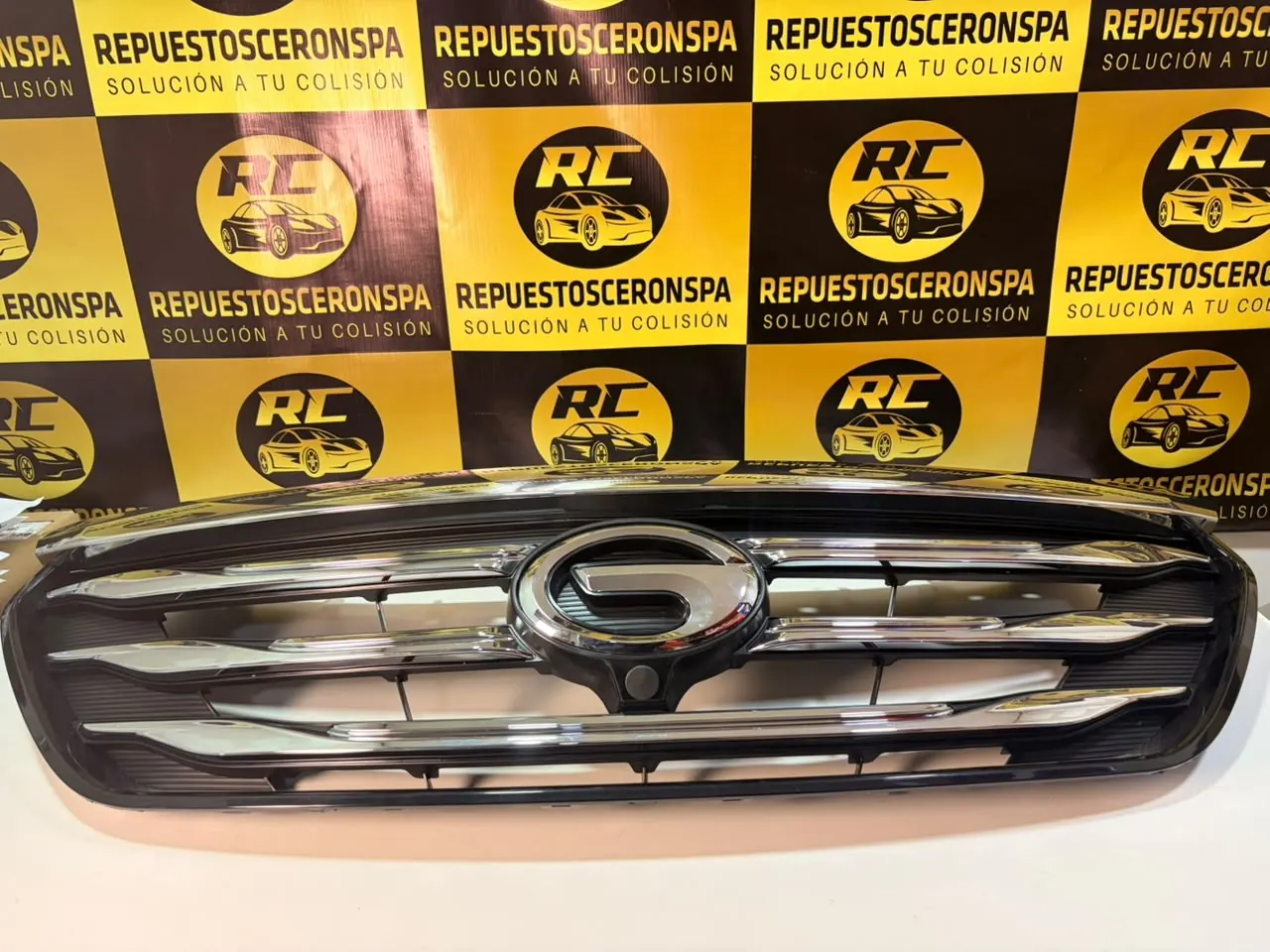 Parrilla frontal de barras cromadas con emblema, foto 4 de 4