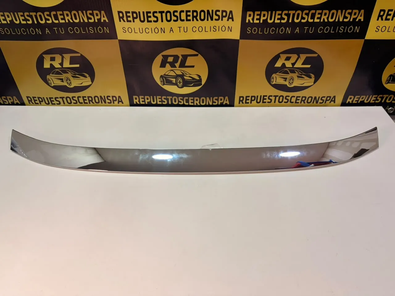 Moldura cromada de capó